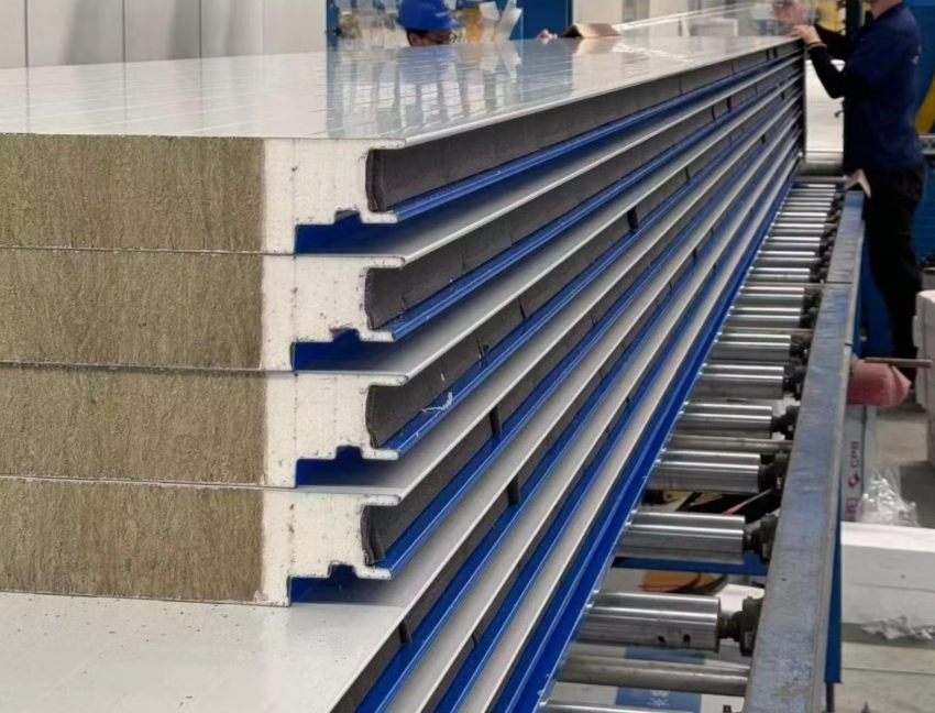 Изолированные сэндвич-панели